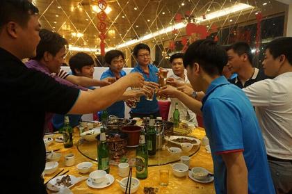 慶功宴 因為我們完成了這批硅膠手腕帶