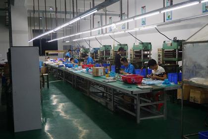 中秋節(jié)趕硅膠手腕帶 同事們辛苦了