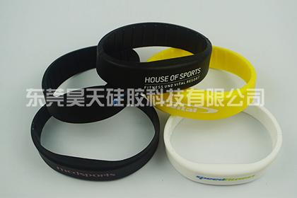 克服重重困難，RFID芯片硅膠手腕帶大量投產