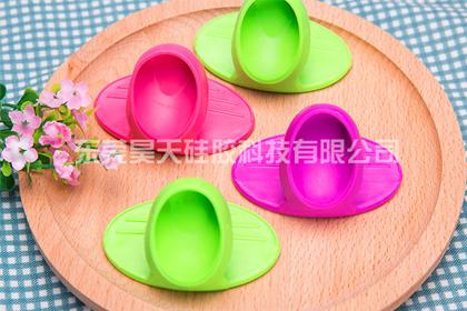 這名老員工生產防燙硅膠手指套良品率達99.9%