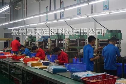 這單硅膠手機套考驗我們的生產效率