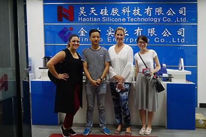 上海軟膠馬克杯客戶蒞臨馬克杯廠家參觀